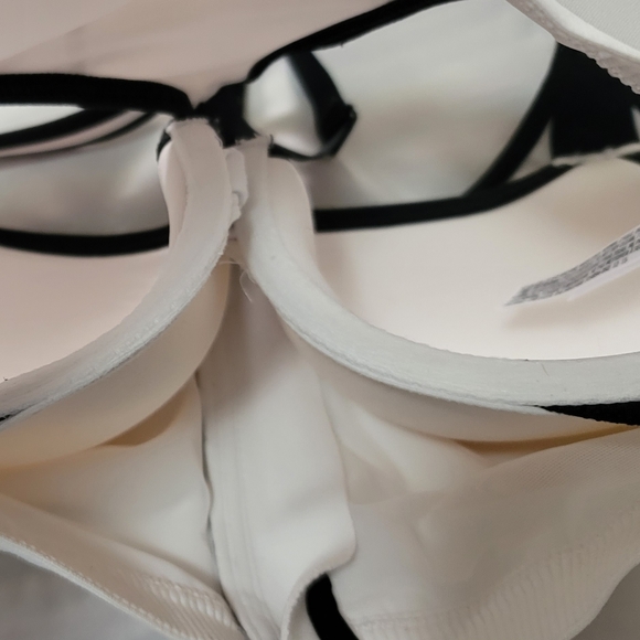 Victoria Secret sports BRA  34DD - Picture 4 of 7